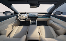 东风奕派 eπ007：用高颜值 + 高安全拿下 “最佳新能源轿车”，精准契合年轻人需求